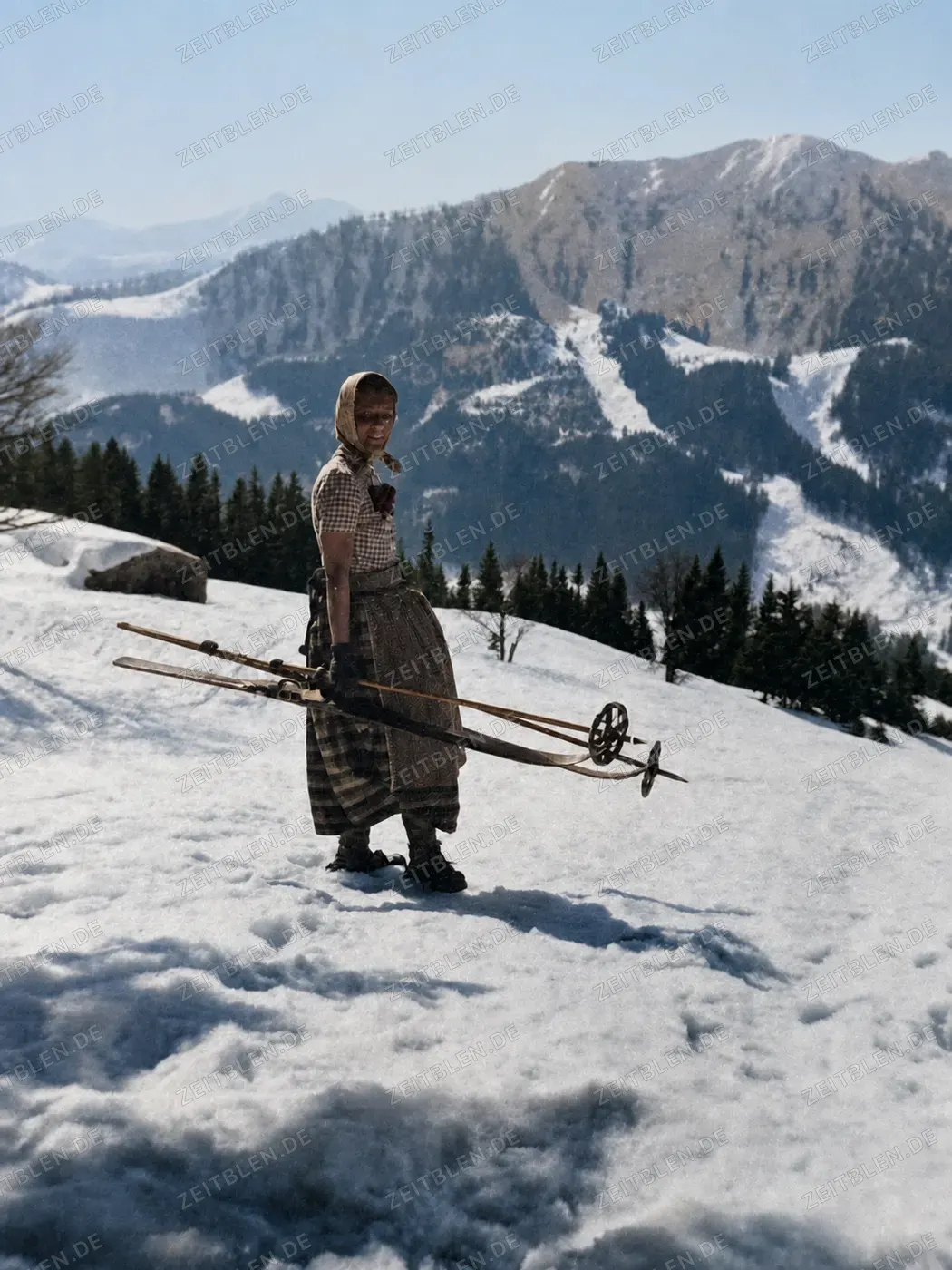 Verkleidete Person mit Skiern auf der Firstalm