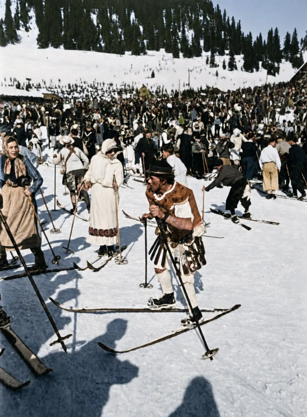 Kostümierte Skifahrer im Festgedränge der Firstalm