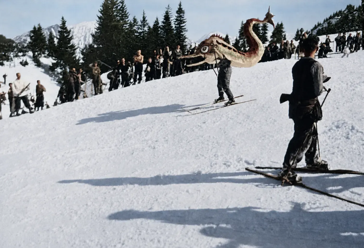 Fabelwesen auf Skiern beim Firstalm-Fasching