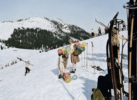 Kostümgruppe mit Luftballons auf der Firstalm