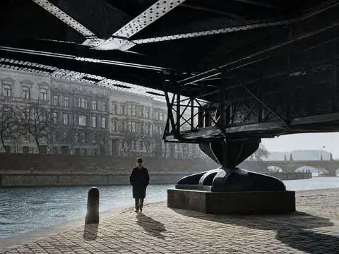 Unter einem Hafenkran im Berliner Westhafen