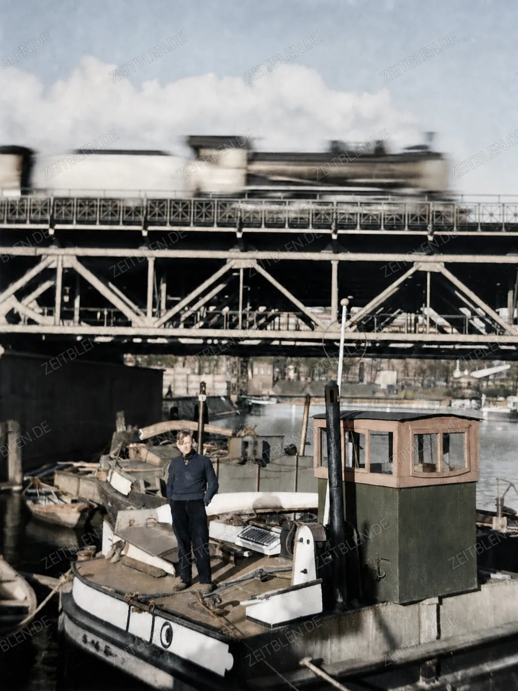 Binnenschiffer unter einer Berliner Eisenbahnbrücke