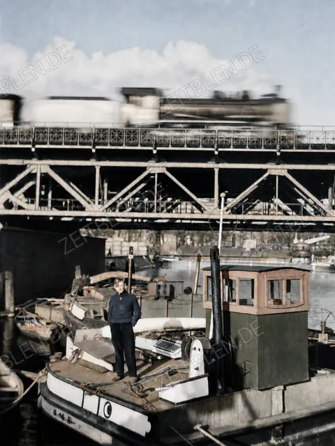 Binnenschiffer unter einer Berliner Eisenbahnbrücke