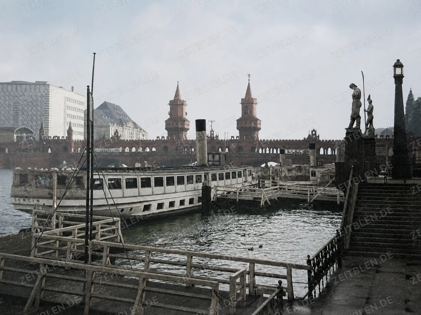 Ausflugsschiffe vor der Oberbaumbrücke