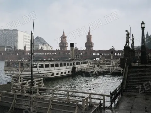 Ausflugsschiffe vor der Oberbaumbrücke