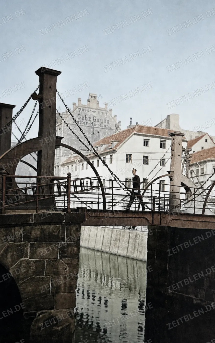 Fußgänger auf der Berliner Jungfernbrücke