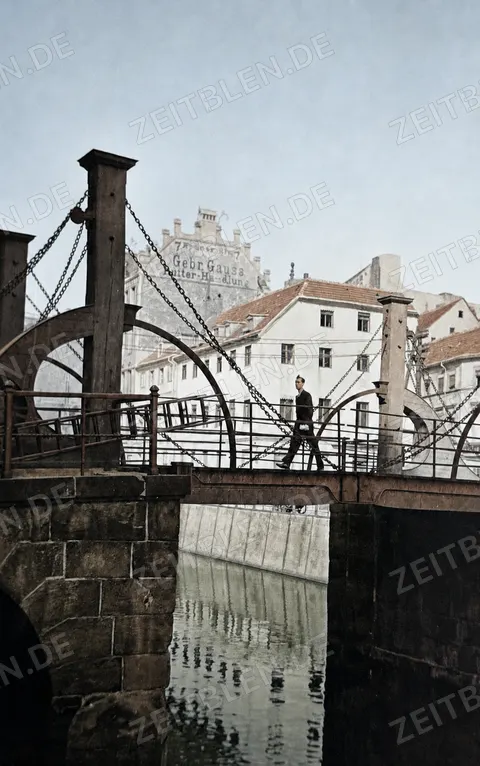 Fußgänger auf der Berliner Jungfernbrücke