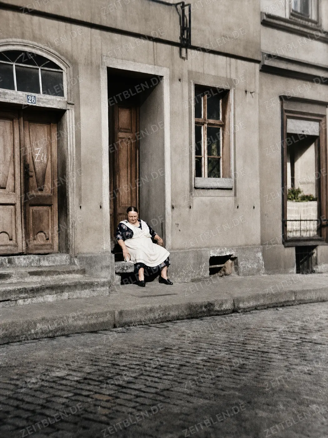 Frau vor dem Berliner Wohnhaus