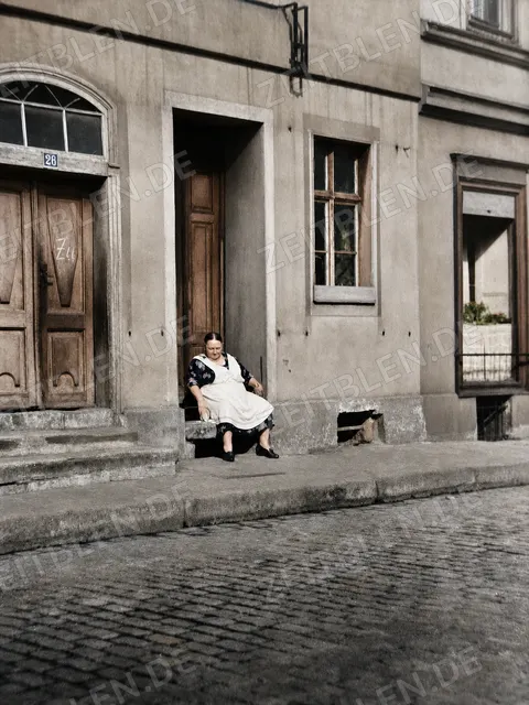 Frau vor dem Berliner Wohnhaus