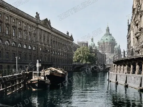 Spreekanal mit Berliner Schloss und Dom