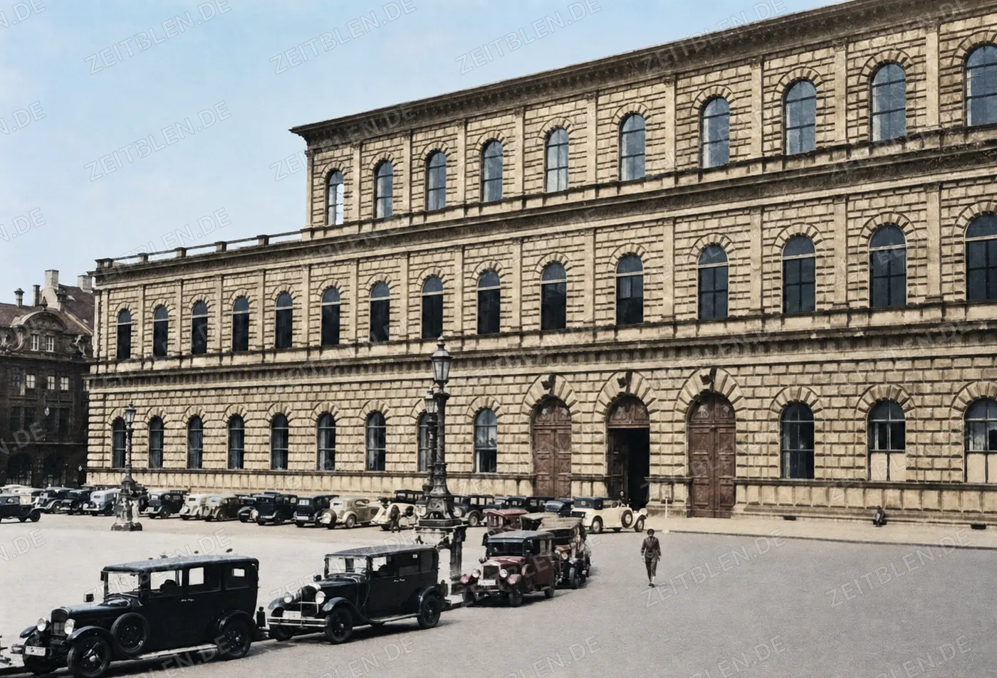 Automobile vor dem Königsbau der Münchner Residenz