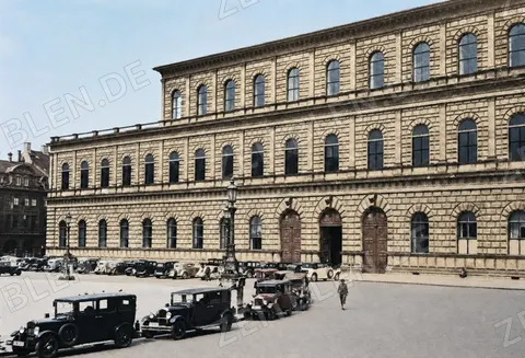 Automobile vor dem Königsbau der Münchner Residenz