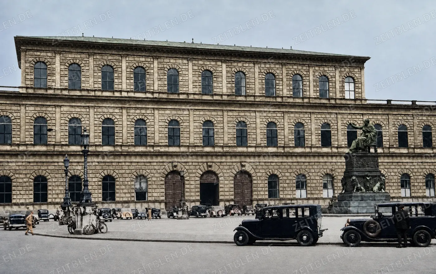 Max-Joseph-Platz vor der Münchner Residenz