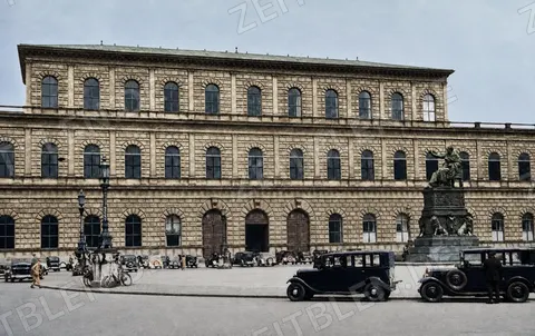 Max-Joseph-Platz vor der Münchner Residenz