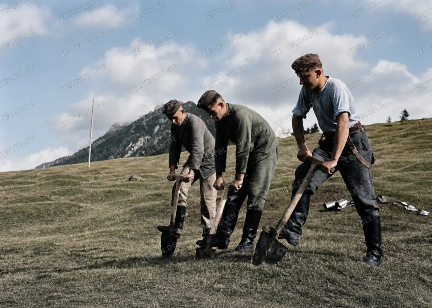 Reichsarbeitsdienst bei der Einebnung von Buckelwiesen
