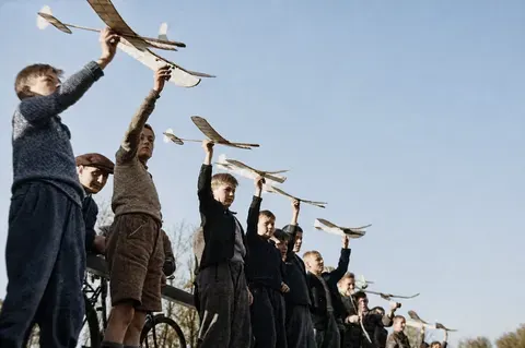 Jugendliche beim Start von Segelflugmodellen