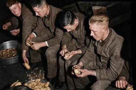 Kartoffelschälen beim Reichsarbeitsdienst
