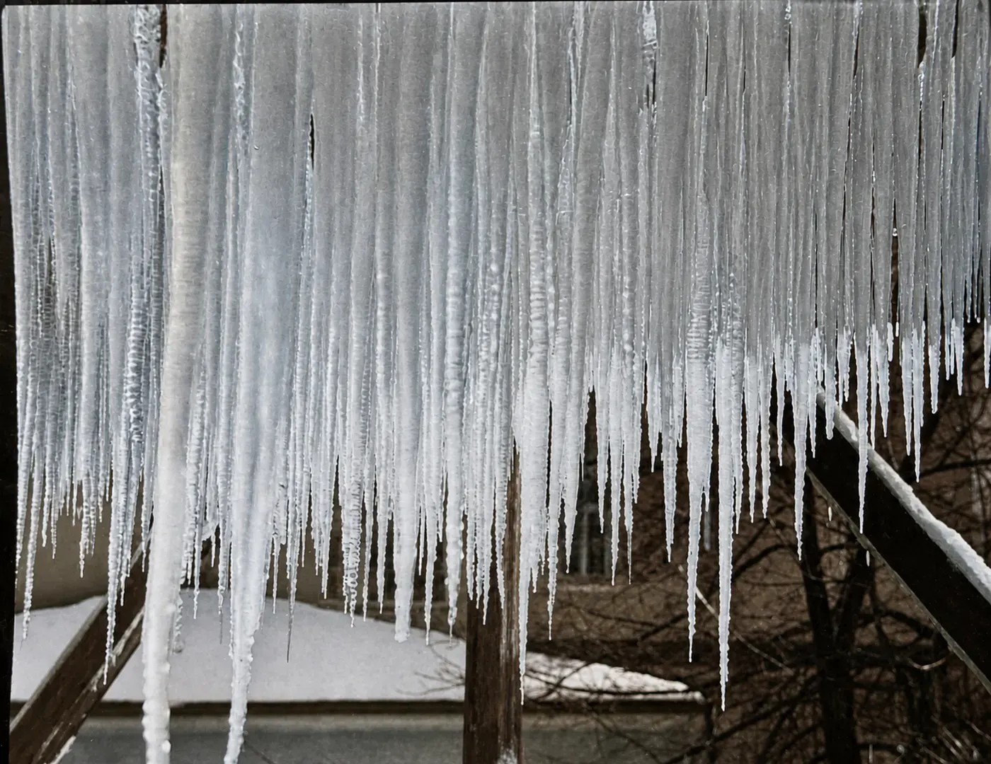 Eiszapfen an einer Dachkante im Winter 1937