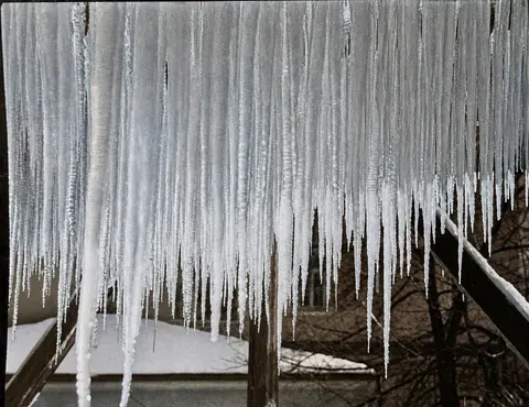 Eiszapfen an einer Dachkante im Winter 1937