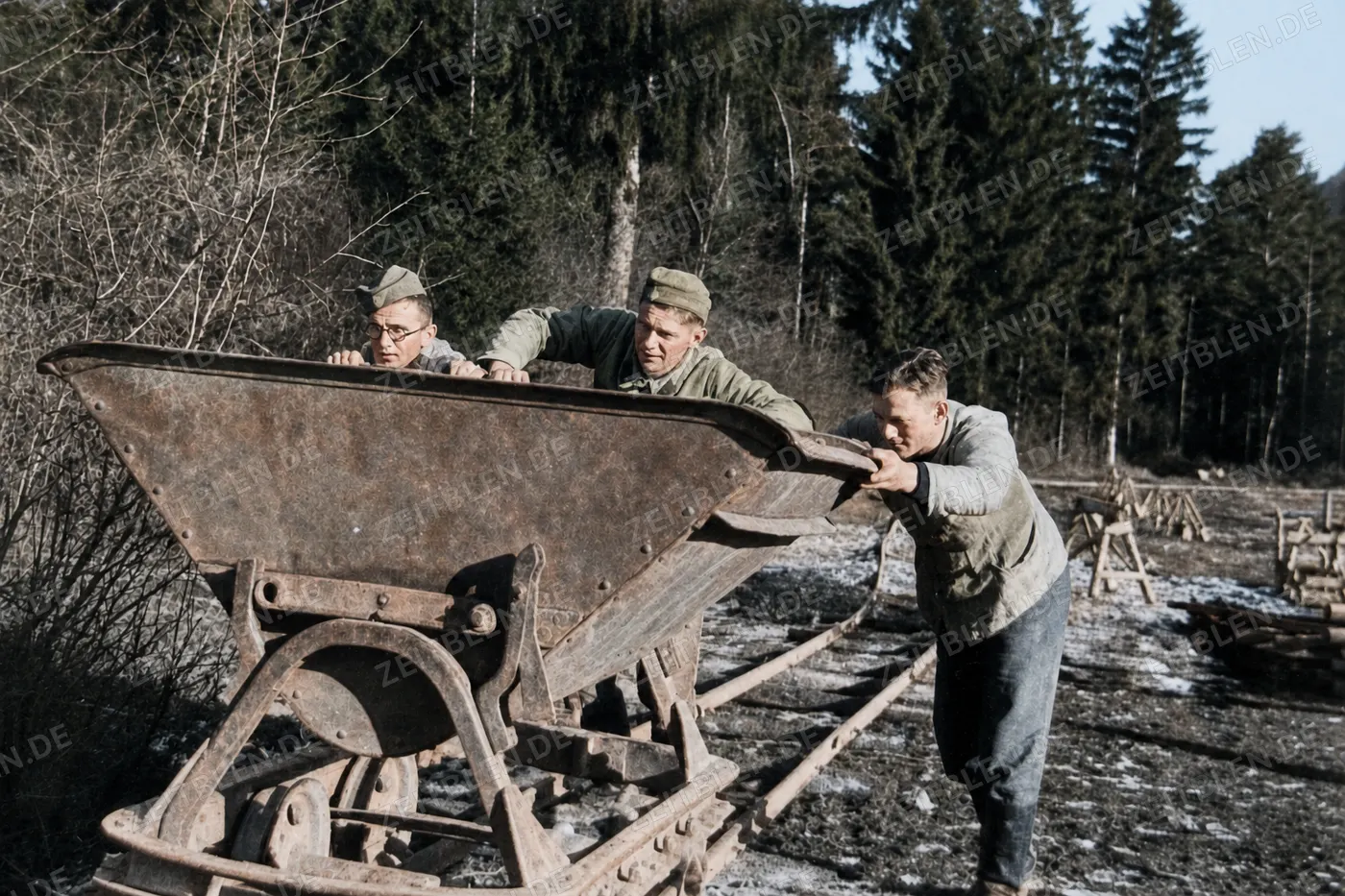 Entladen einer Feldbahnlore bei der Wildbachverbauung
