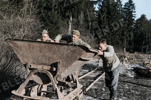 Entladen einer Feldbahnlore bei der Wildbachverbauung