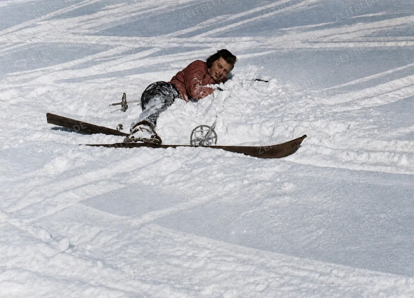 Sturz einer Skifahrerin in den Pulverschnee