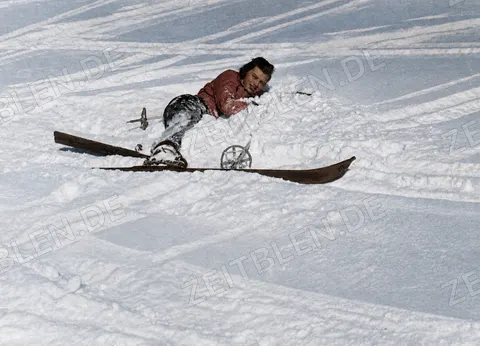 Sturz einer Skifahrerin in den Pulverschnee