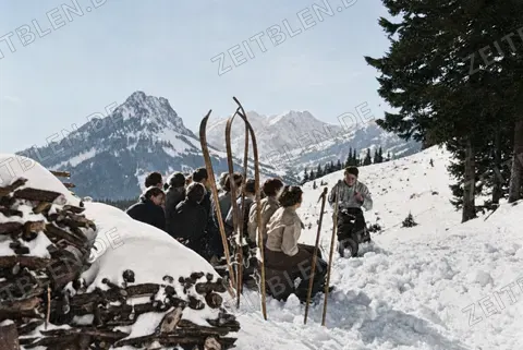 Skirast vor einer Berghütte