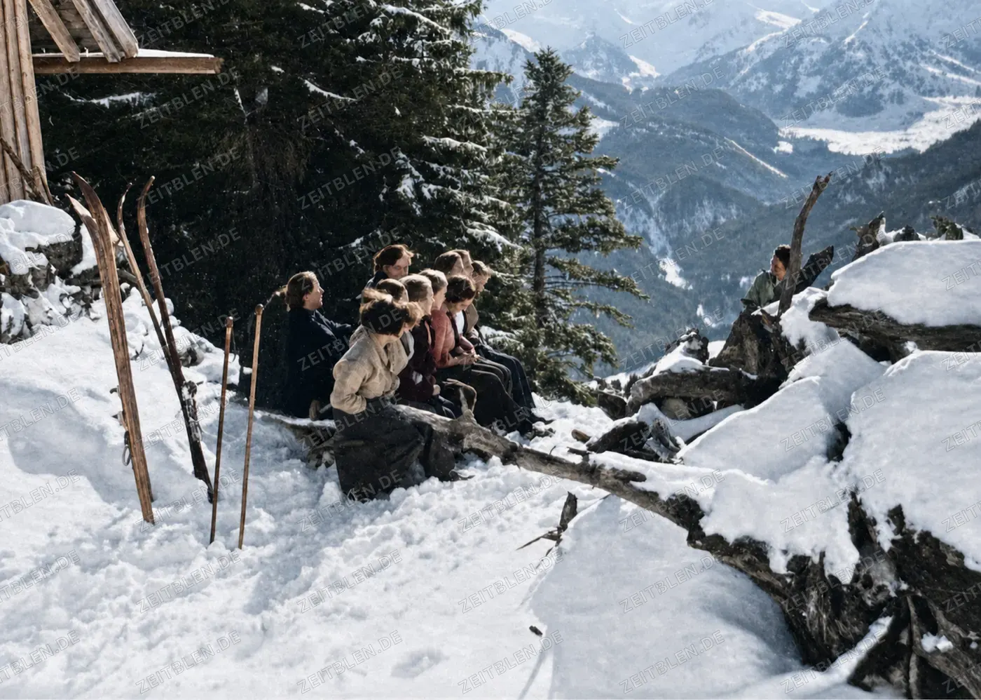 Pause einer Skigruppe vor der Berghütte