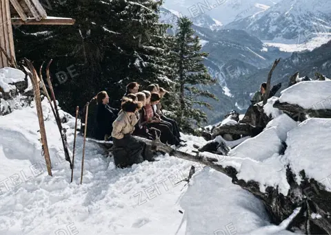 Pause einer Skigruppe vor der Berghütte