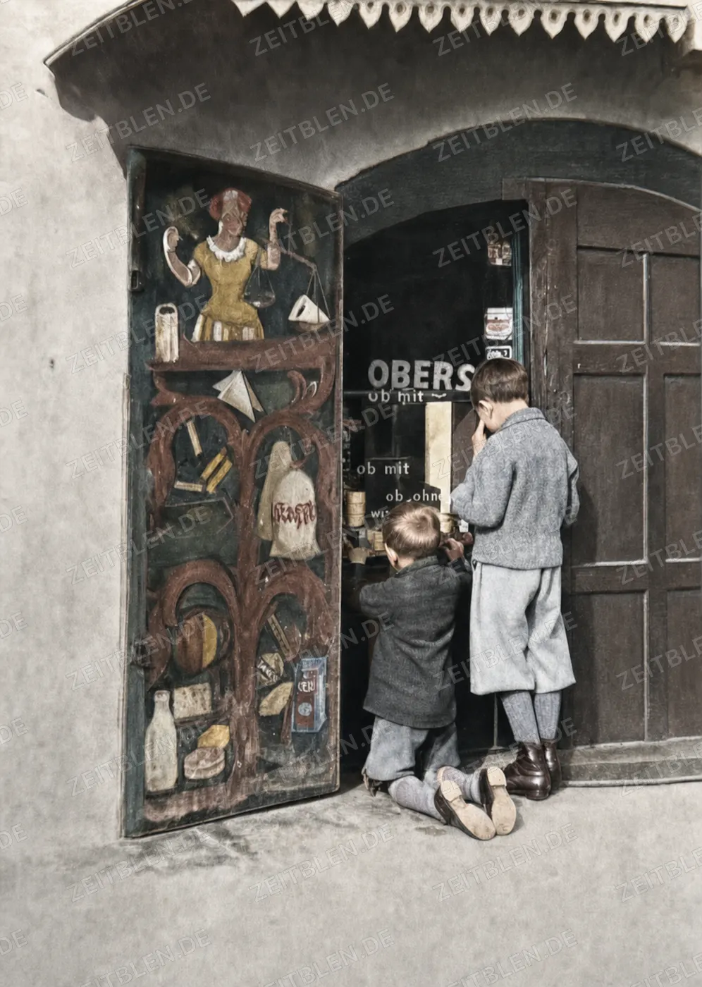 Jungen vor einem Lebensmittelgeschäft in Wasserburg
