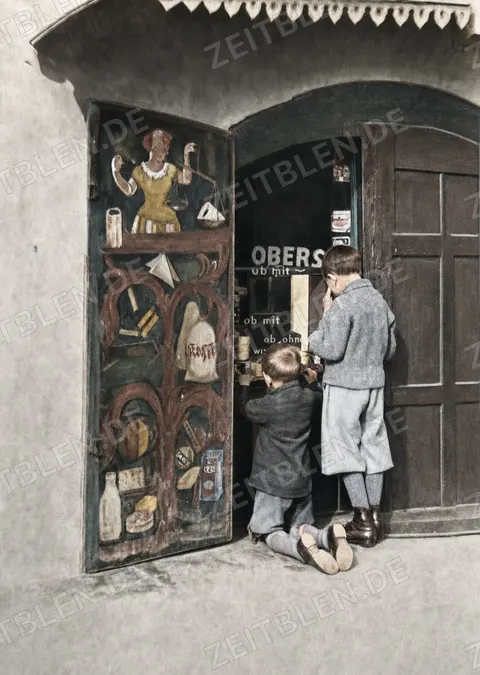Jungen vor einem Lebensmittelgeschäft in Wasserburg