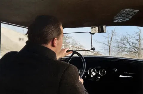 Fahrer im Automobil bei Wasserburg am Inn