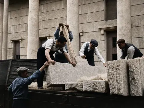 Montage von Steinplatten am „Haus der Deutschen Kunst“