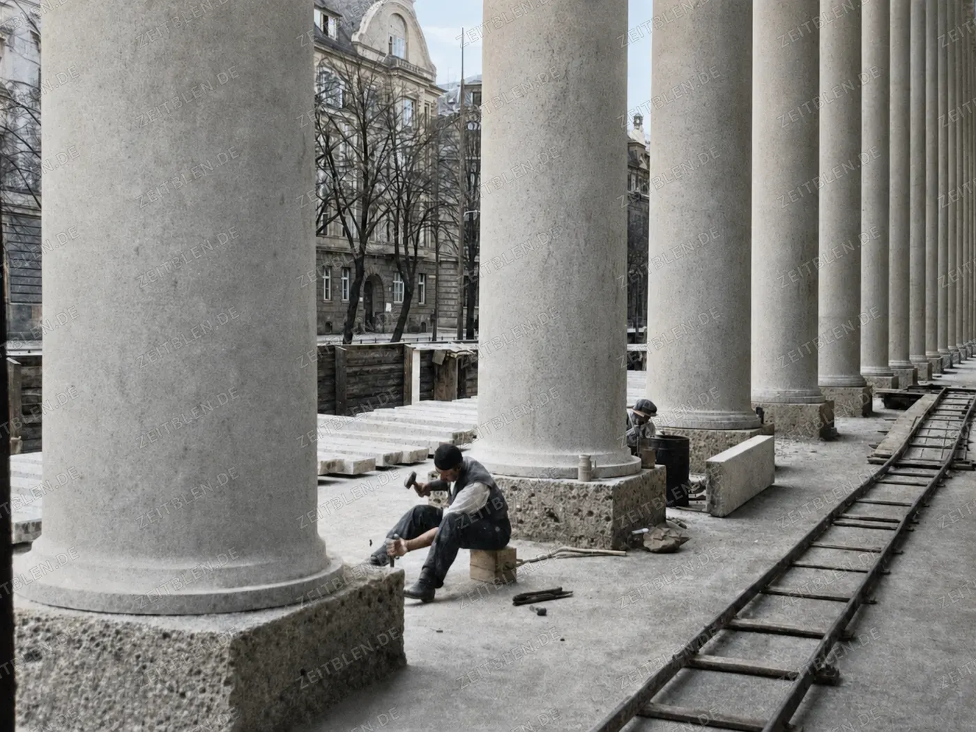 Steinmetzarbeiten an der Kolonnade des „Hauses der Deutschen Kunst“