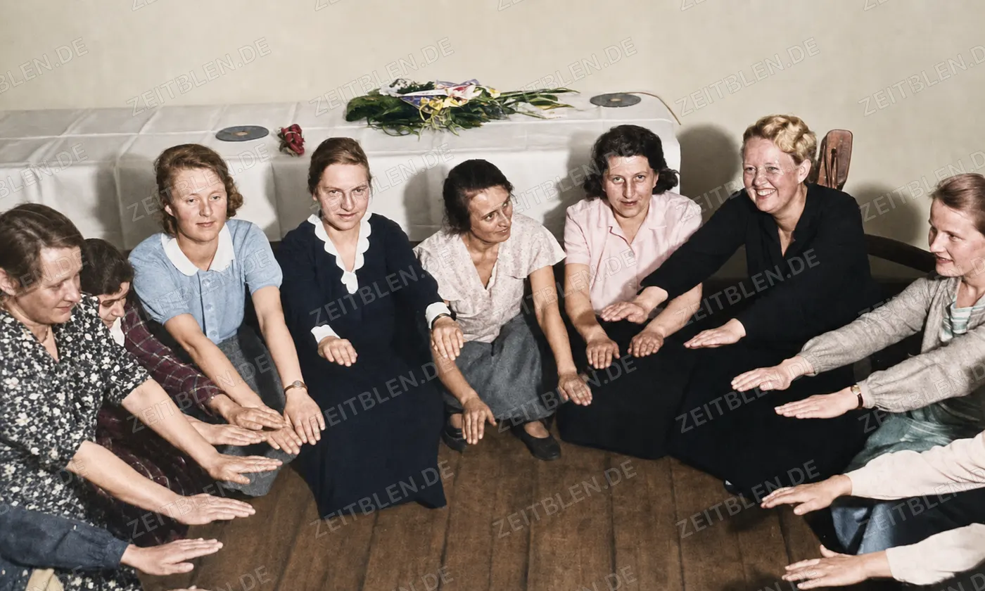 Gruppenübung in einer NS-Mütterschulung
