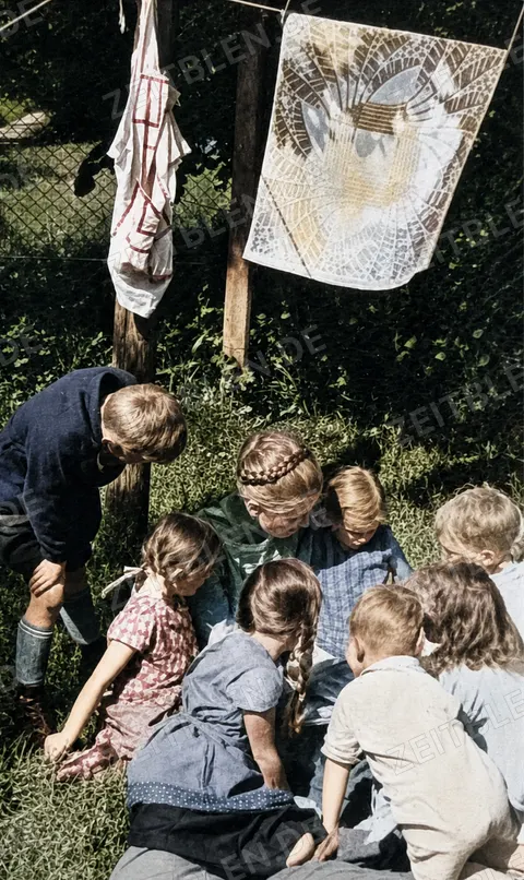 Frauen und Kinder bei einer NS-Mütterschulung