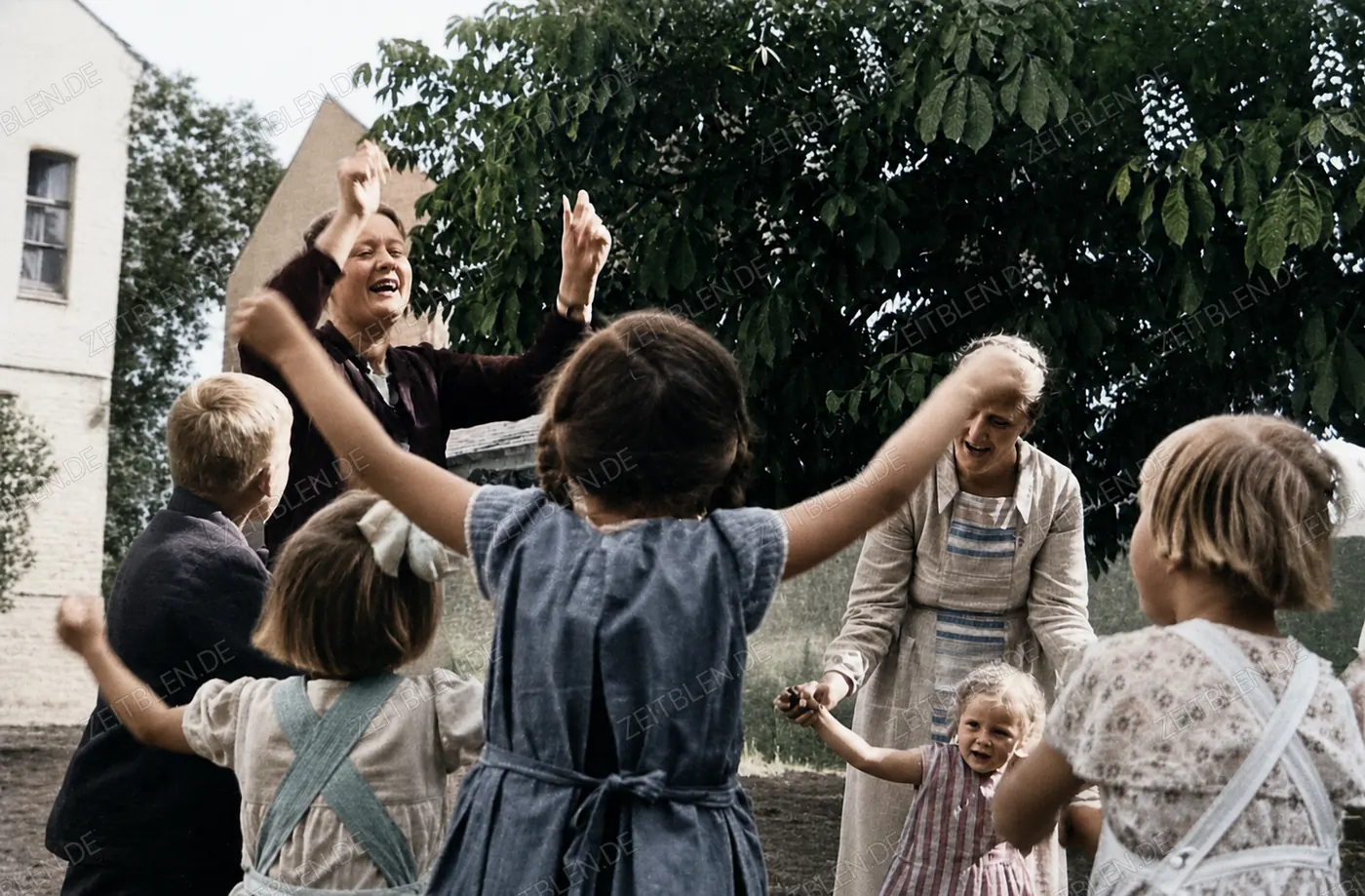 Bewegungsübung mit Kindern in einer NS-Mütterschulung