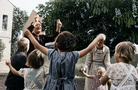 Bewegungsübung mit Kindern in einer NS-Mütterschulung