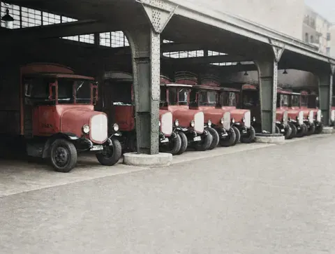 Elektro-Paketwagen in der Reichspost-Ladehalle an der Melchiorstraße