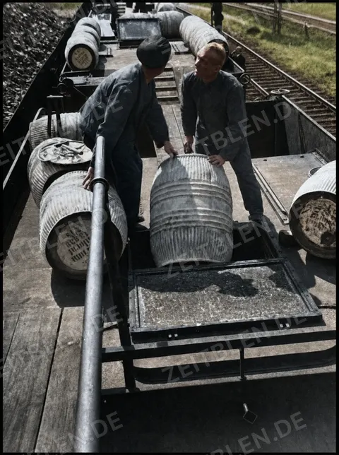 Ansetzen der Spritzlösung auf einem Reichsbahn-Giftsprengzug
