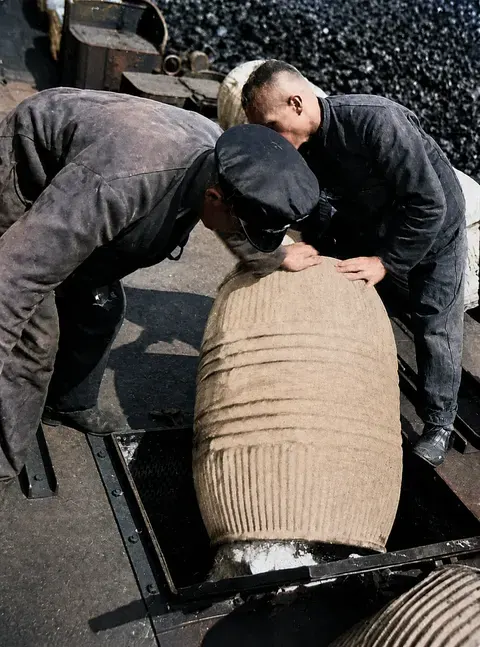 Befüllen des Reichsbahn-Unkrautsprengzugs