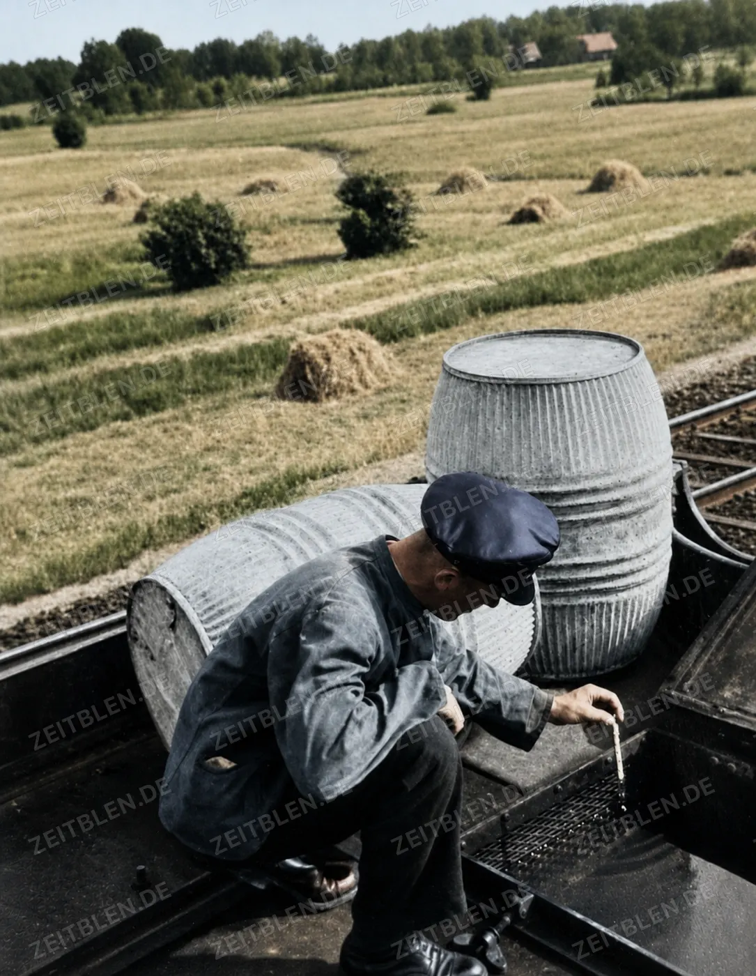 Kontrolle der Spritzlösung auf einem Reichsbahn-Giftsprengzug