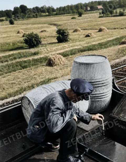 Kontrolle der Spritzlösung auf einem Reichsbahn-Giftsprengzug