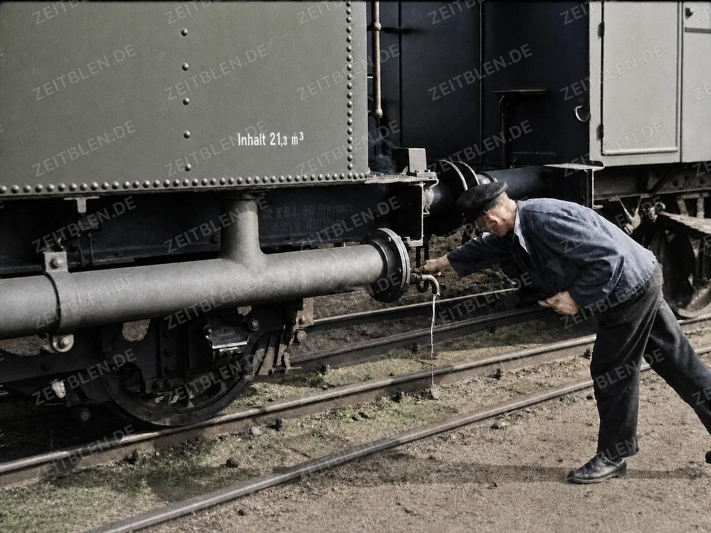 Kontrolle der Sprühleitung am Reichsbahn-Sprengwagen