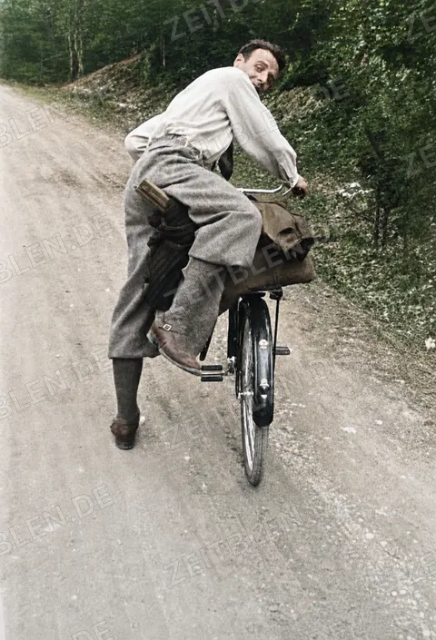 Radfahrer auf einer Waldstraße am Samerberg