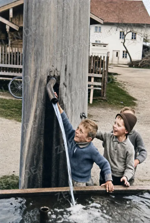Jungen am Dorfbrunnen in Ruhpolding