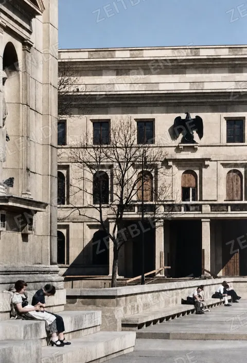 Am Münchner Königsplatz vor dem „Führerbau“