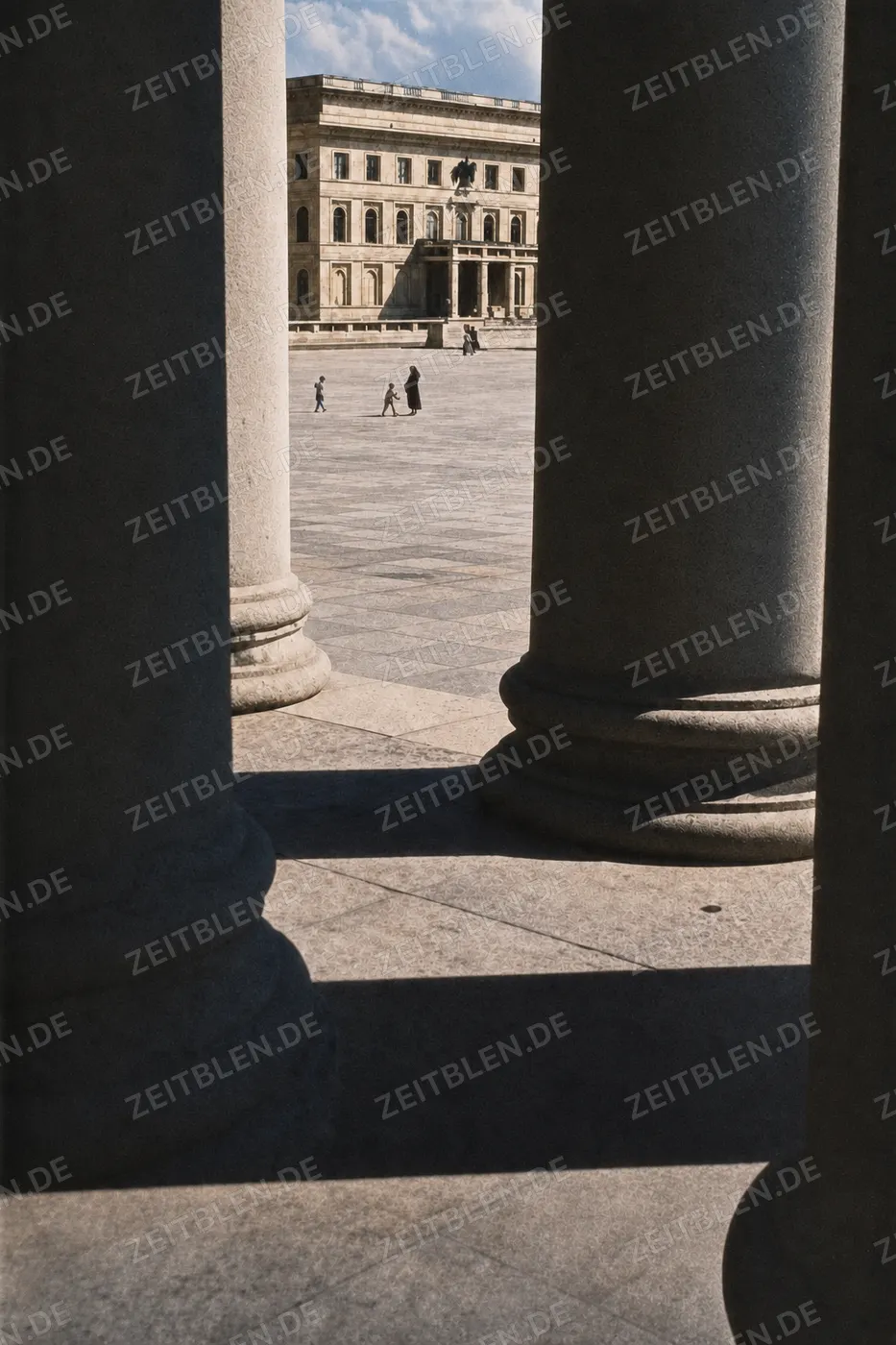 Blick zwischen Säulen auf den „Führerbau“ am Königsplatz