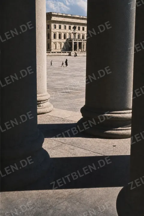 Blick zwischen Säulen auf den „Führerbau“ am Königsplatz